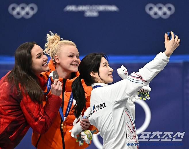 16일 이탈리아 밀라노 스피드스케이팅 아레나에서 열린 밀라노동계올림픽 쇼트트랙 여자 1000m 결승전. 김길리가 동메달을 차지했다. 수상자들과 함께 셀카를 찍고 있는 김길리. 밀라노(이탈리아)=송정헌 기자songs@sportschosun.com/2026.02.16/