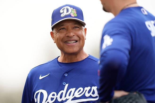 Los Angeles Dodgers manager Dave Roberts (30) talks with Los Angeles Dodgers pitcher Blake Snell (7) during spring training baseball on Monday, Feb. 16, 2026, in Phoenix. (AP Photo/Brynn Anderson)







<저작권자(c) 연합뉴스, 무단 전재-재배포, AI 학습 및 활용 금지>