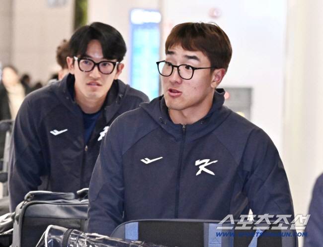 21일 오후 야구대표팀 선수들이 인천공항 제1터미널을 통해 귀국했다. 입국장을 나서고 있는 고영표, 안현민. 인천공항=송정헌 기자songs@sportschosun.com/2026.01.21/