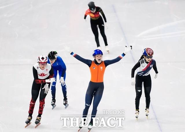 네덜란드의 산드라 벨제부르(가운데)가 16일 2026 밀라노 코르티나 동계올림픽 쇼트트랙 여자 1000m 결선에서 1위를 기록하며 환호하고 있다. 맨 오른쪽은 동메달을 따낸 한국의 김길리. 벨제부르는 이번 대회 2관왕에 오르며 사상 첫 개인전 3관왕을 노리고 있다./밀라노=AP.뉴시스