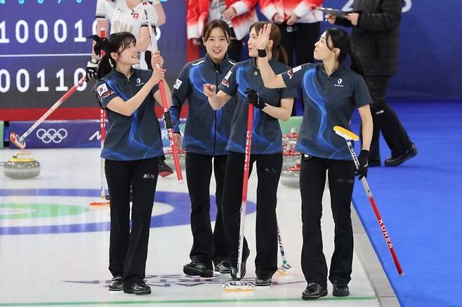 한국 여자 컬링 대표팀이 17일(한국시간) 이탈리아 코르티나 컬링 올림픽 스타디움에서 열린 2026 밀라노·코르티나담페초 동계올림픽 컬링 여자 단체 예선 스위스와의 경기를 마친 뒤 관중들에게 인사하고 있다.   [사진 제공= 연합뉴스]