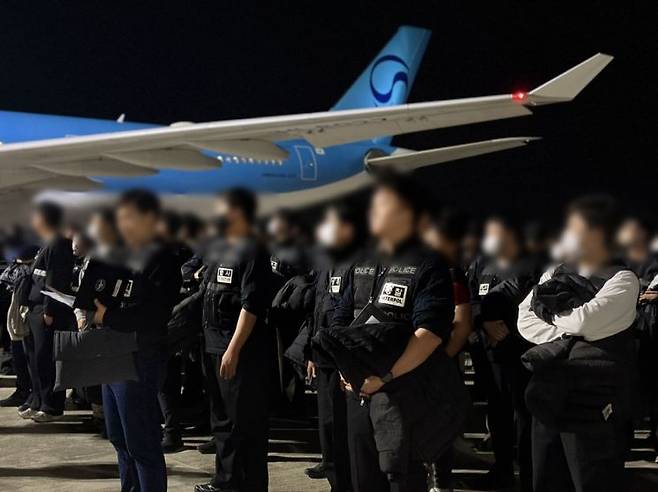올해 1월 경찰이 캄보디아 프놈펜국제공항에서 스캠, 인질강도 등 범행을 저지른 한국인 범죄 조직원들을 국내로 송환하기 위해 대기하고 있다. 경찰청