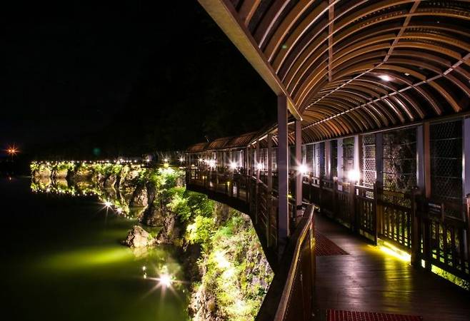 단양강 잔도 야경 모습. 사진 단양군