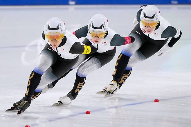 지난 17일 2026 밀라노·코르티나 동계올림픽 스피드스케이팅 여자 팀추월 4강 경기에 나선 다카기 미호, 사토 아야노, 모모카 오리카와./ AP연합뉴스