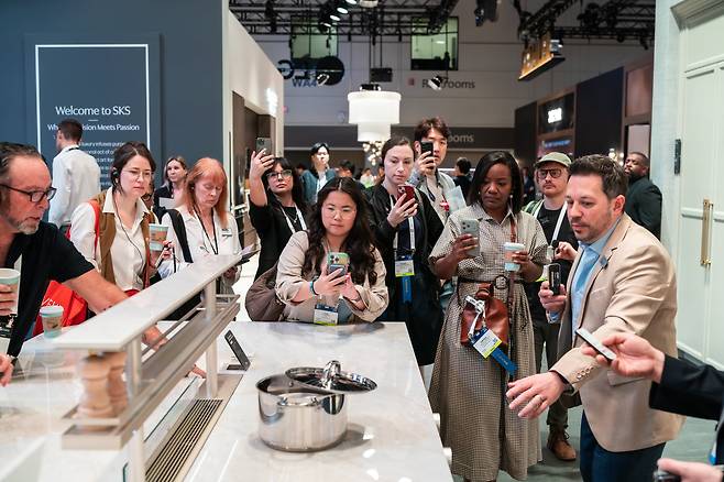 17일 미국 올랜도에서  북미 최대 주방·욕실 전시회가 시작됐다. LG전자는 초프리미엄 가전 ‘SKS’의 조리대·수납장·가전 기능을 통합한 아일랜드 시스템 제품을 선보였다./LG전자