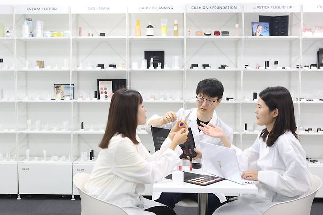 코스맥스 R&I센터 이노베이션 라이브러리에서 신제품을 개발중인 연구원들. /코스맥스