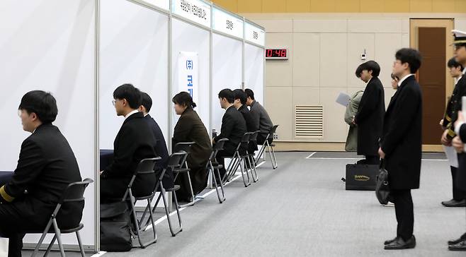 10일 부산 동구 부산항국제전시컨벤션센터에서 열린 '2026 해운선사 해기사 취업박람회'에서 구직자들이 면접을 보고 있다. /뉴스1