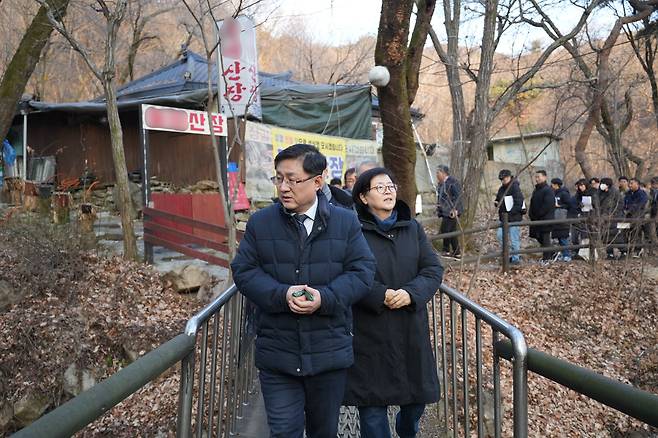 김성환 기후에너지환경부 장관이 지난해 12월 27일 서울 강북구 일대 북한산국립공원 수유지구를 찾아 하천과 계곡 내 불법 영업시설 현장을 점검하고 있다. /뉴스1