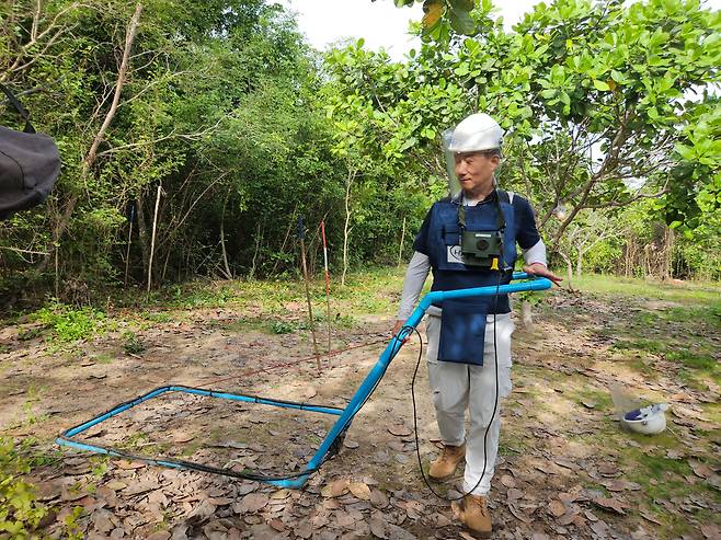 정태성 지뢰대응기술협회 사무국장이 지난해 1월 캄보디아 바탐방에서 지뢰 제거 장비 성능을 점검하고 있다. /본인 제공