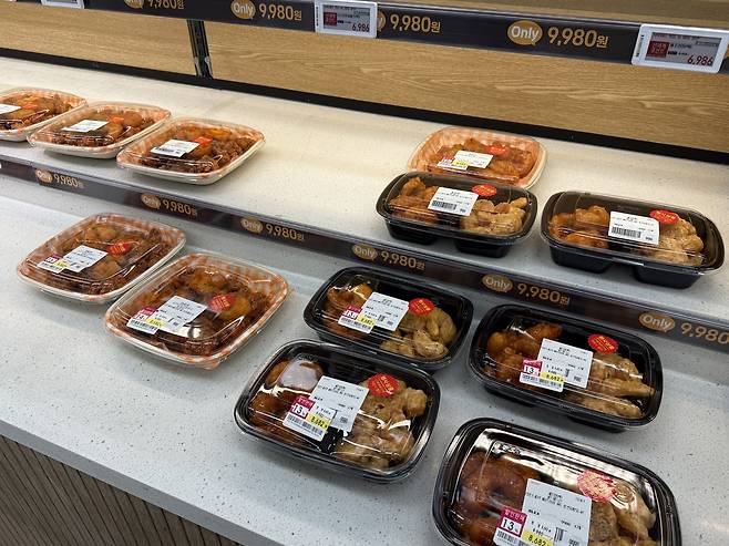 마트 폐점 시간이 다가오자 재고 소진을 위해 델리 식품들이 할인 판매되고 있다. 이다온 기자