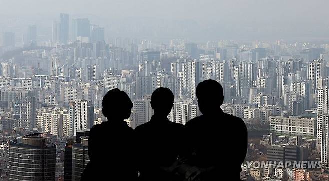 서울 남산에서 바라본 아파트 단지 전경과 함께 AI로 재구성. /사진=연합뉴스