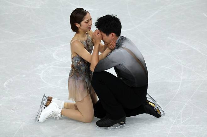 일본의 미우라 리쿠와 기하라 류이치가 17일(한국시각) 이탈리아 밀라노에서 열린 2026 밀라노·코르티나담페초겨울올림픽 피겨스케이팅 페어 프리 스케이팅 경기를 마친 뒤 마주 보고 있다. 연합뉴스