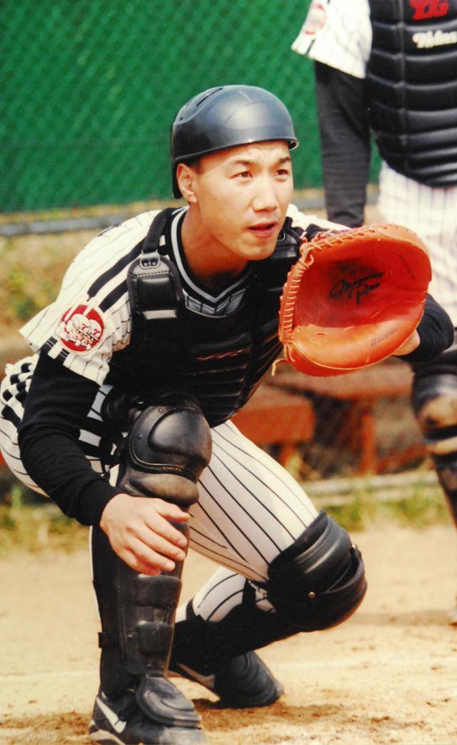 LG 트윈스 시절의 김동수. 그는 LG의 주전포수로 2차례 한국시리즈 우승을 차지한 KBO 리그의 대표적 공격형 포수였다. 한국일보 자료사진