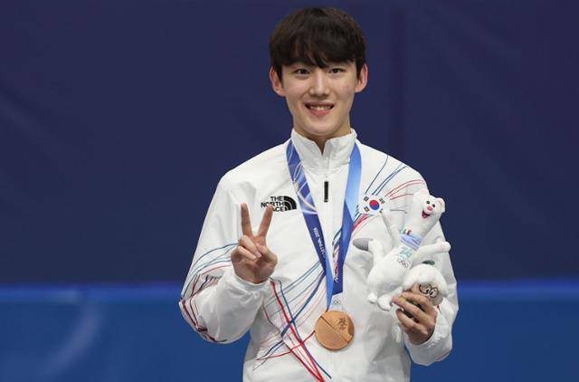 임종언이 13일 이탈리아 밀라노 아이스스케이팅 아레나에서 열린 2026 밀라노·코르티나담페초 동계올림픽 쇼트트랙 남자 1,000m 시상식에서 동메달을 목에 걸고 'V'포즈로 사진촬영을 하고 있다. 밀라노=연합뉴스