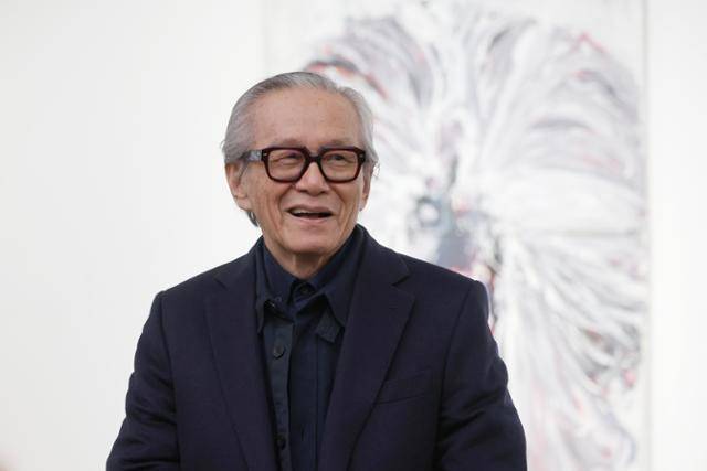 이건용이 4일 서울 용산구 페이스갤러리에서 열린 개인전 '사유하는 몸' 기자간담회에서 취재진의 질문에 답하고 있다. 연합뉴스