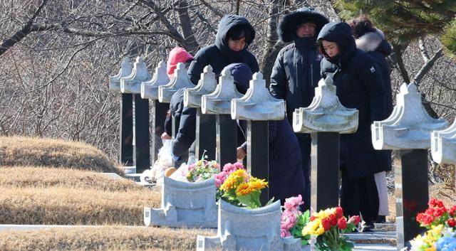 설 연휴를 앞둔 8일 인천 부평구 인천가족공원을 찾은 성묘객들이 한파에도 성묘하고 있다. 연합뉴스