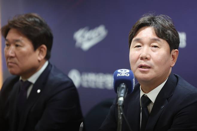 <yonhap photo-3348="">지난 6일 서울 중구 한국프레스센터에서 열린 2026 WBC 대표팀 기자회견에서 류지현 한국 야구 대표팀 감독이 취재진 질문에 답하고 있다. [사진 연합뉴스]</yonhap>