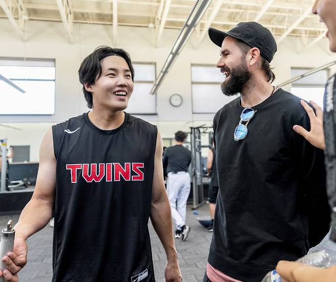 켈리(오른쪽)가 17일(현지시간) 미국 애리조나 스프링캠프를 찾아 임찬규와 대화하고 있다. 사진=구단 제공