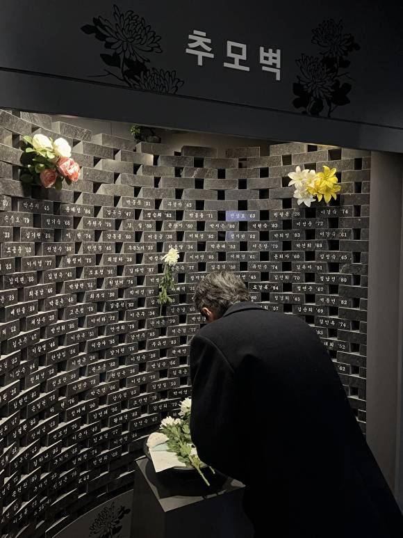 정장수 전 대구시경제부시장이 기억공간을 찾아 추모하고 있다 [사진=정장수]