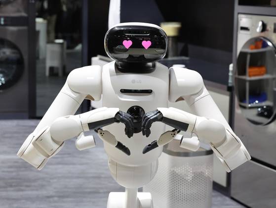 미국 '소비자가전쇼(CES 2026)' 개막 전날인 지난달 5일(현지시간) 미국 라스베이거스 LG전자 부스에서 인공지능(AI) 홈로봇 'LG 클로이드'가 손하트를 만들고 있다. 뉴스1
