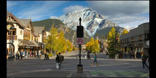 '이 사랑 통역 되나요?' 속 밴프 시내. 로키산맥을 찾는 여행자들이 베이스캠프로 삼는 도시다. 사진 넷플릭스