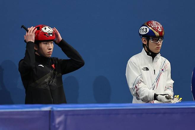 중국 쇼트트랙 선수 린샤오쥔(한국명 임효준)과 한국 대표팀 임종언이 4일(현지시간) 이탈리아 밀라노 아이스스케이팅 아레나에서 열린 2026 밀라노 코르티나담페초 동계올림픽 쇼트트랙 남자 1500m 준준결승에 앞서 준비하고 있다. 김종호 기자 20260216