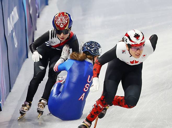 10일(현지시간) 이탈리아 밀라노 아이스스케이팅 아레나에서 열린 쇼트트랙 혼성 2000m 계주 준결승에서 대표팀 김길리와 미국 선수가 부딪히고 있다. 김종호 기자. 2026.02.10.