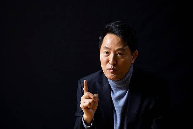 오세훈 서울시장은 “DDP와 한강 랜드마크가 우리 기업들이 해외에서 물건을 1달러라도 더 비싸게 팔 수 있는 배경이 될 것”이라고 생각한다. 실제 서울의 브랜드 가치는 넷플릭스 ‘케이팝 데몬 헌터스’의 무대가 될 정 도로 상승했다. 최영재 기자