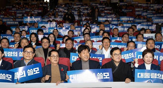 김용 전 민주연구원 부원장이 12일 서울 여의도 국회 의원회관에서 열린 자신의 저서 ’대통령의 쓸모‘ 출판 기념회에서 우원식 국회의장을 비롯힌 참석자들과 함께 구호를 외치고 있다. 뉴스1