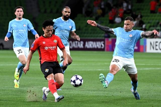 ▲ 강원FC 고영준(왼쪽)이 18일 호주 멜버른 렉탱귤러 스타디움에서 열린 멜버른 시티 FC와 2025-2026 AFC 챔피언스리그 엘리트 리그 스테이지 동아시아 최종전에서 슈팅을 시도하고 있다. AFP/연합뉴스