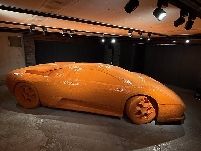 실제 차고였던 장소에서 마주한 권오상 작가의 작품 '더 스컬프처' / 사진. ⓒ김현정