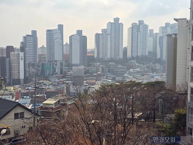 서울 성동구 금호동에 있는 한 재개발 도시정비사업 지역에서 바라본 전경 사진=이송렬 기자.