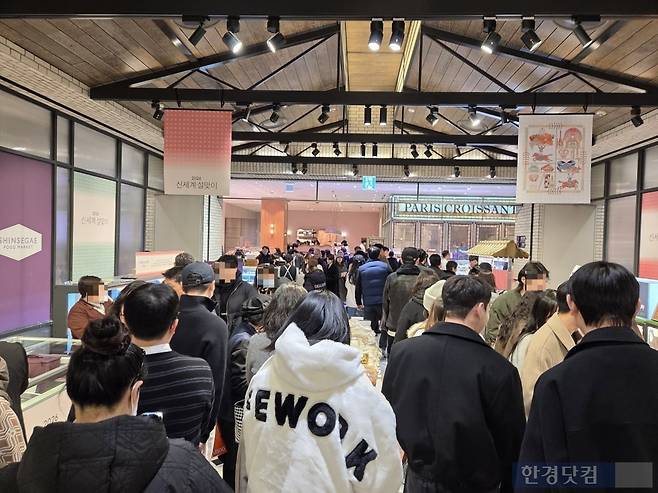 지난 16일 서울 중구에 있는 신세계백화점에 내외국인 고객들이 몰려있다./사진=박수림 기자