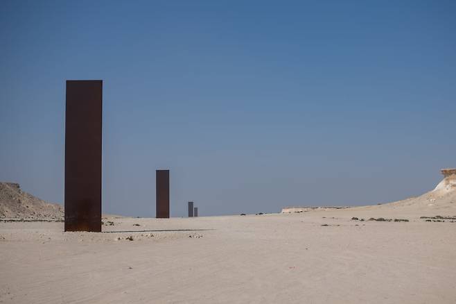 사막에 설치된 리처드 세라의 작품.
