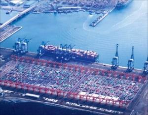 완전 자동화 항만 기술이 적용된 부산항 신항 제 7부두 전경. 한경 DB