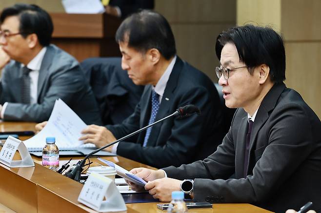 김정관 산업통상부 장관이 지난 13일 서울 종로구 한국무역보험공사 중회의실에서 열린 ‘한·미  전략적 투자 업무협약 이행위원회’에서 발언하고 있다. 산업부 제공