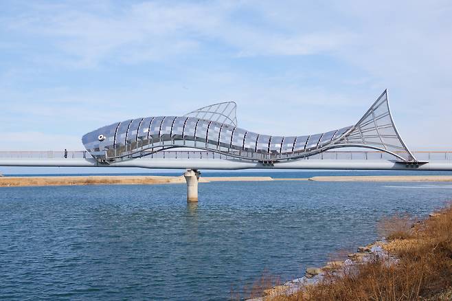 Uljin Eodari Bridge is located at the mouth of Namdaecheon Stream. [GNC 21]