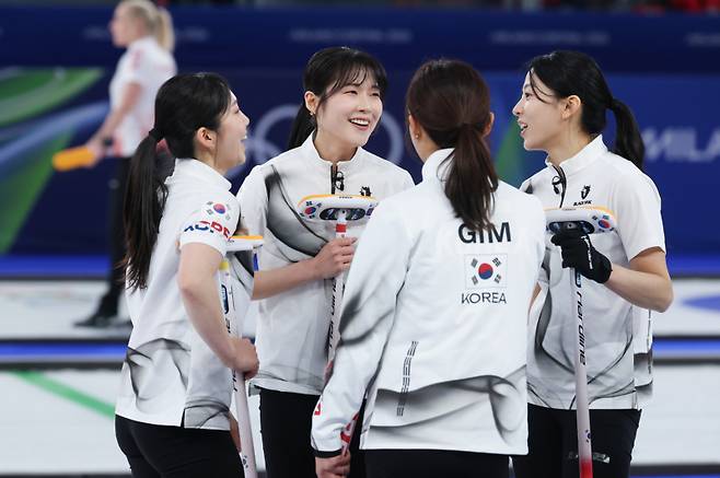 18일(현지시간) 이탈리아 코르티나담페초 컬링 올림픽 스타디움에서 열린 2026 밀라노ㆍ코르티나담페초 동계올림픽 컬링 여자 라운드로빈 한국과 스웨덴의 경기에서 한국 대표팀 선수들이 1엔드에 3점을 따낸 뒤 기뻐하고 있다. 연합뉴스