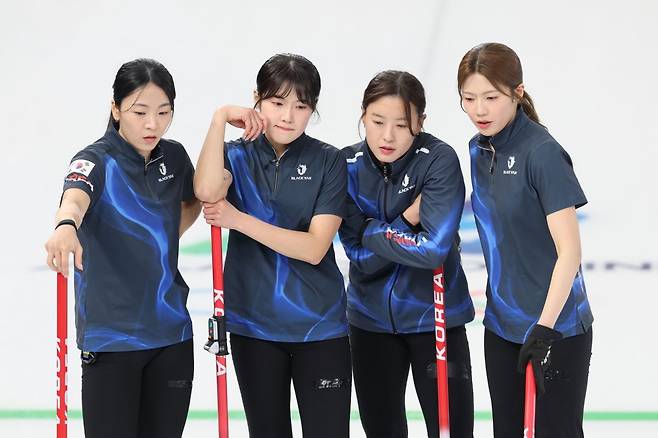 한국 여자 컬링 대표팀이 17일(현지시간) 이탈리아 코르티나담페초 컬링 올림픽 스타디움에서 열린 2026 밀라노·코르티나담페초 동계올림픽 컬링 여자 라운드로빈 7차전 스위스와의 경기에서 샷 전략을 고민하고 있다. 연합뉴스