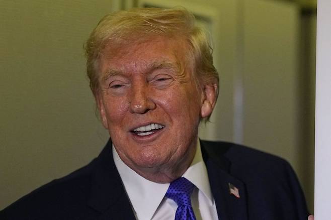 도널드 트럼프 미국 대통령이 지난 16일(현지시간) 대통령 전용기에서 취재진과 질의응답을 하는 모습. 연합뉴스