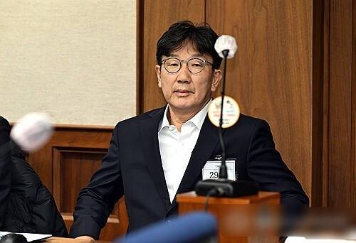 국민의힘 권성동 의원이 3일 서울 서초구 서울중앙지법에서 열린 통일교로부터 불법 정치자금을 수수한 혐의 사건 1차 공판에 출석해 재판을 기다리고 있다. 2025.11.3 연합뉴스