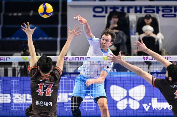 대한항공의 개럿 이든 윌리엄이 18일 인천 계양체육관서 열린 ‘진에어 2025-2026 V-리그’ 남자부 5라운드 부산 OK저축은행전에서 스파이크를 시도하고 있다. KOVO 제공