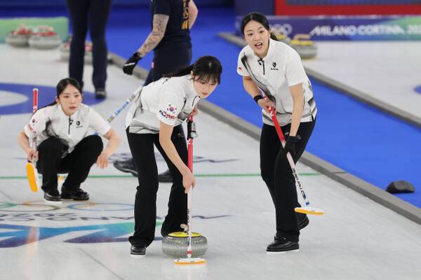 18일(현지시간) 이탈리아 코르티나담페초 컬링 올림픽 스타디움에서 열린 2026 밀라노·코르티나담페초 동계올림픽 컬링 여자 라운드로빈 한국과 스웨덴의 경기에서 설예은과 김민지가 스위핑하고 있다. 연합뉴스