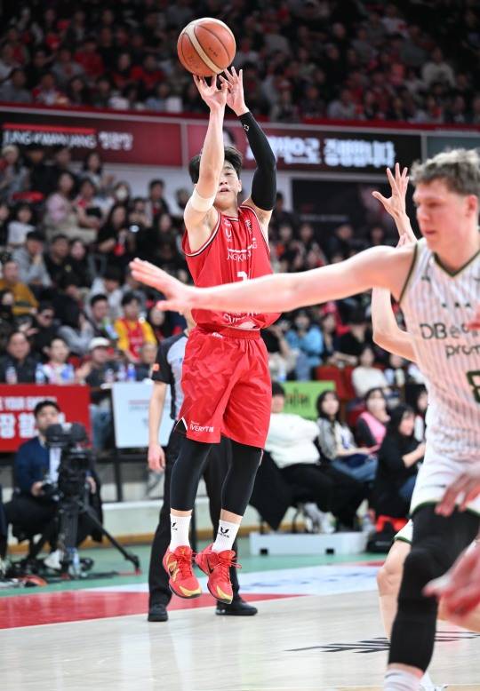 슛 던지는 문유현. 사진[연합뉴스]