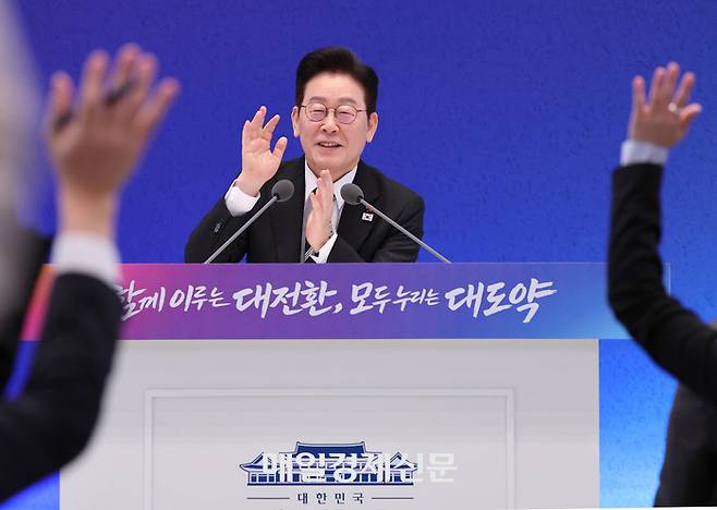 이재명 대통령이 21일 청와대 영빈관에서 2026 신년 기자회견 ‘함께 이루는 대전환, 모두 누리는 대도약’에서 기자의 질문을 받고 있다. 2026.01.21 청와대사진기자단 김호영기자