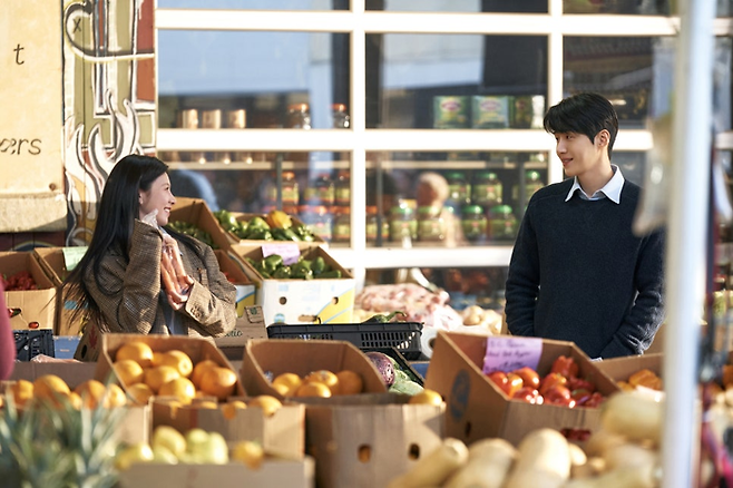 무희와 호진이 함께 캘거리 파머스 마켓을 간 장면/사진=넷플릭스