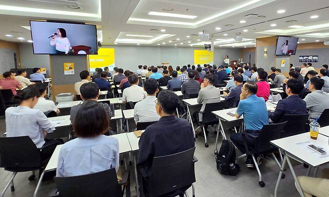 인생 2막을 준비하는 50·60대가 늘고 있다. 사진은 서울 에듀윌 본사에서 열린 주택관리사 취업설명회에 참석한 시니어들.  에듀윌