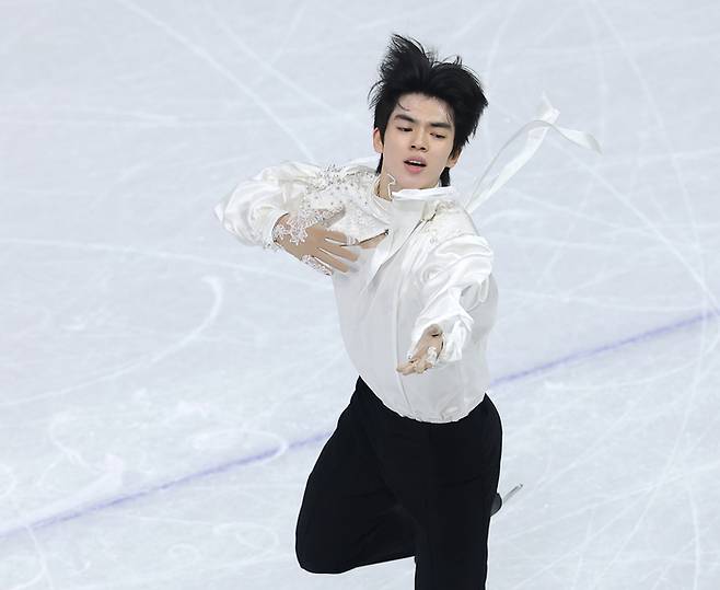 13일(현지시간) 이탈리아 밀라노 아이스스케이팅 아레나에서 열린 2026 밀라노ㆍ코르티나담페초 동계올림픽 남자 싱글 프리 스케이팅에 출전한 차준환이 연기를 펼치고 있다. [연합뉴스]