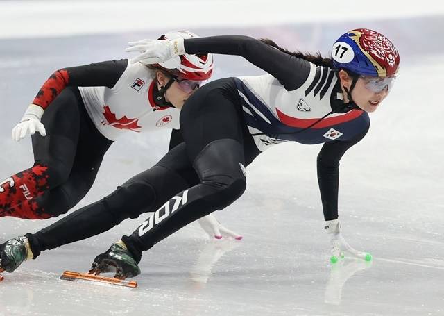 14일(현지시간) 이탈리아 밀라노 아이스스케이팅 아레나에서 열린 2026 밀라노ㆍ코르티나담페초 동계올림픽 쇼트트랙 여자 3000m 릴레이 준결승에 출전한 심석희가 질주하고 있다. 사진=연합뉴스