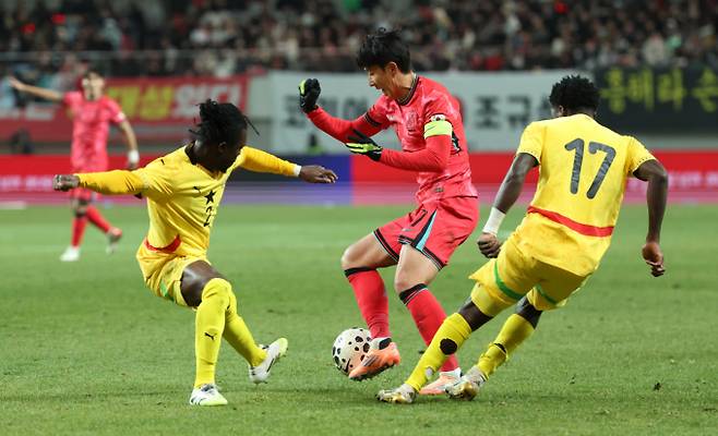 손흥민이 레알 에스파냐(온두라스)와의 새해 첫 경기에서 전반전에만 1골 3도움을 올리며 활약하고 있다. 사진은 지난해 축구 국가대표팀 평가전 대한민국과 가나의 경기에서 손흥민의 모습. /사진=뉴시스